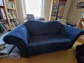 Blaues Sofa mit passendem Sessel
