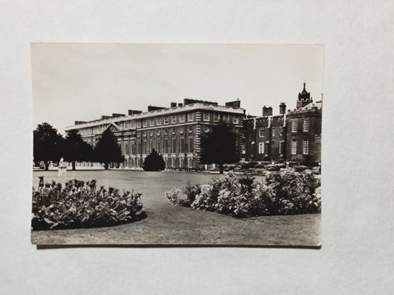 Ak-Hampton Court Palace, Middlesex.