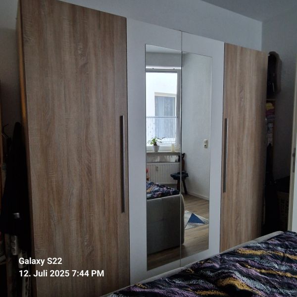 Wg.Umzug preiswert abzugeben..Schlafzimmerschrank zu verkaufen