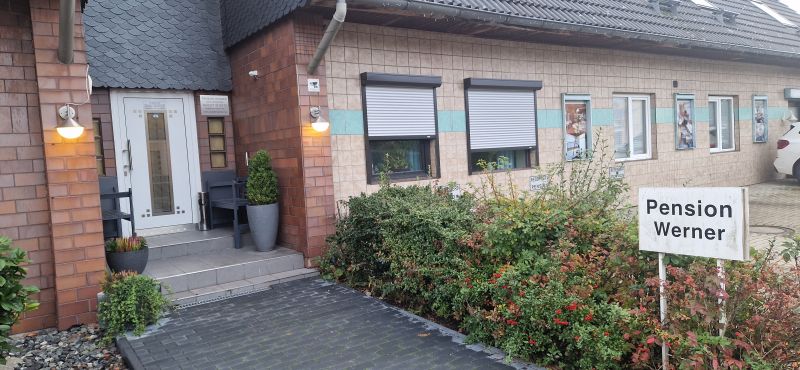 Gemütliche kleine möbilierte Zimmer in einer Pension