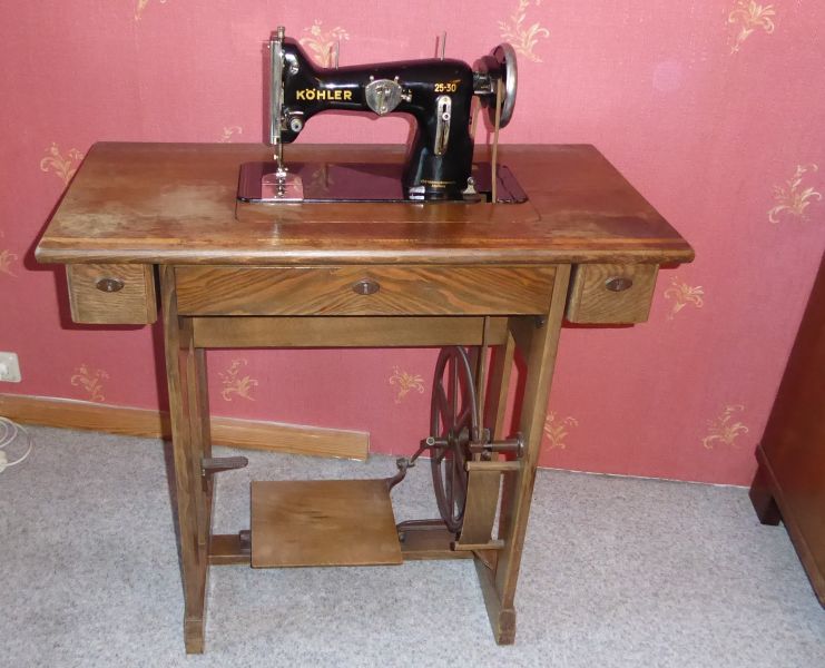 Nähmaschine mit Tisch, alt, Fußantrieb
