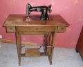 Kleinanzeige Nähmaschine mit Tisch, alt, Fußantrieb