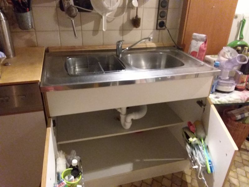 Küche Spüle mit Unterschrank und Schubladenschrank