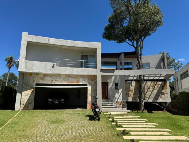 Neubau-Luxus-Villa mit Pool im Raum San Bernardino / Paraguay