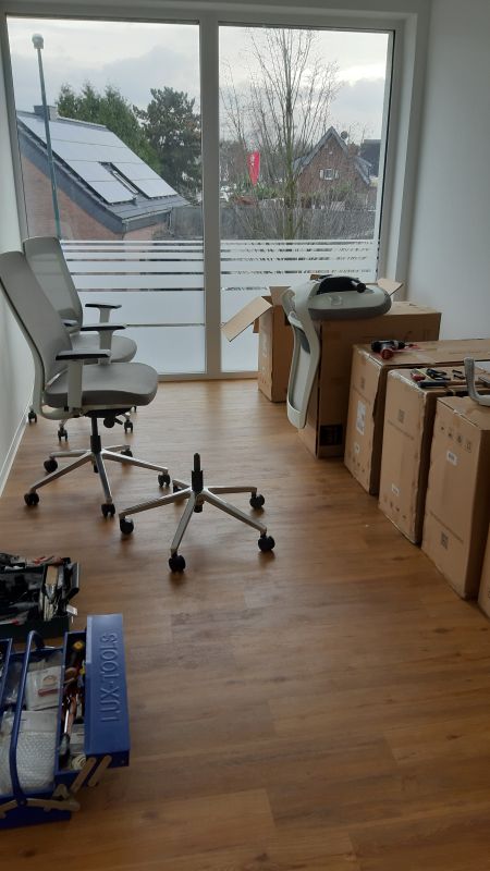 Umzugshelfer hilft in Düsseldorf beim Umzug