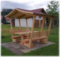 Überdachte Sitzgarnitur. Gartenmöbel. Gartenlaube. Krongartmöbel.